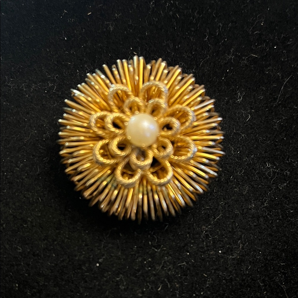 Elegant Gold Floral Brooch